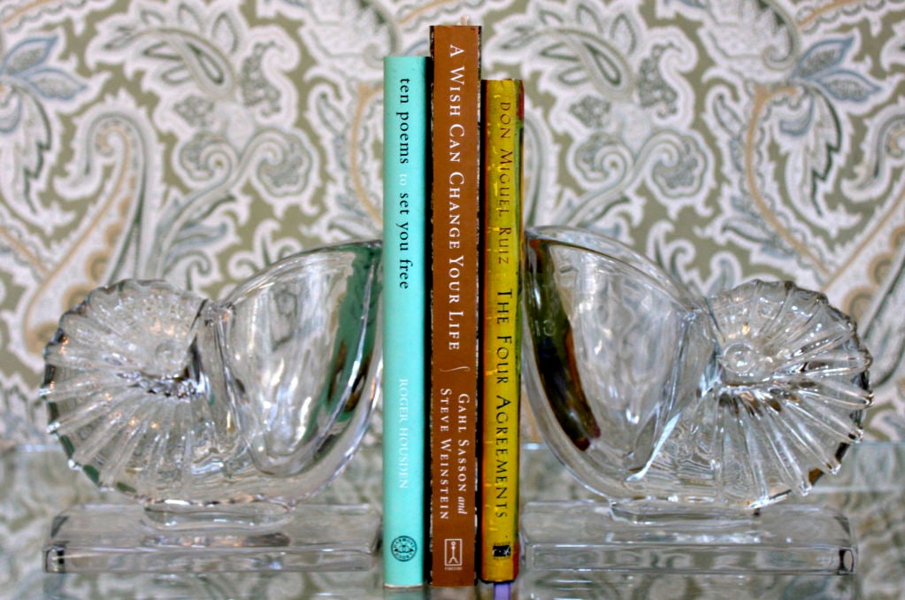 glass shell book ends that can also be used as a vase<br />
TOTALLY HIP