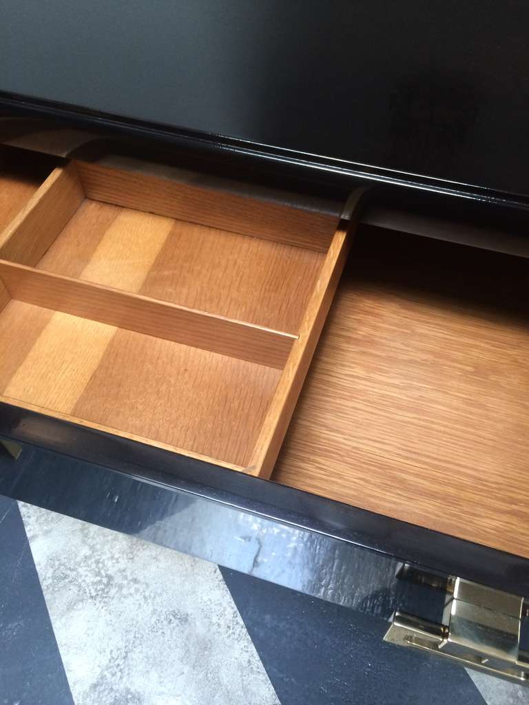 Pair of Walnut Kittinger Dressers, Restored In Excellent Condition In Los Angeles, CA