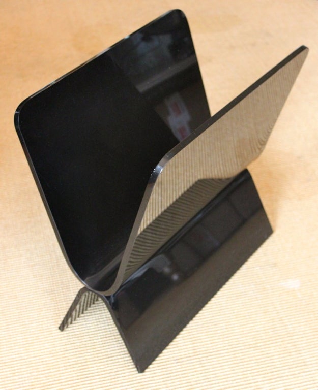 Black Acrylic, Plexiglass Magazine Stand In Good Condition For Sale In Los Angeles, CA