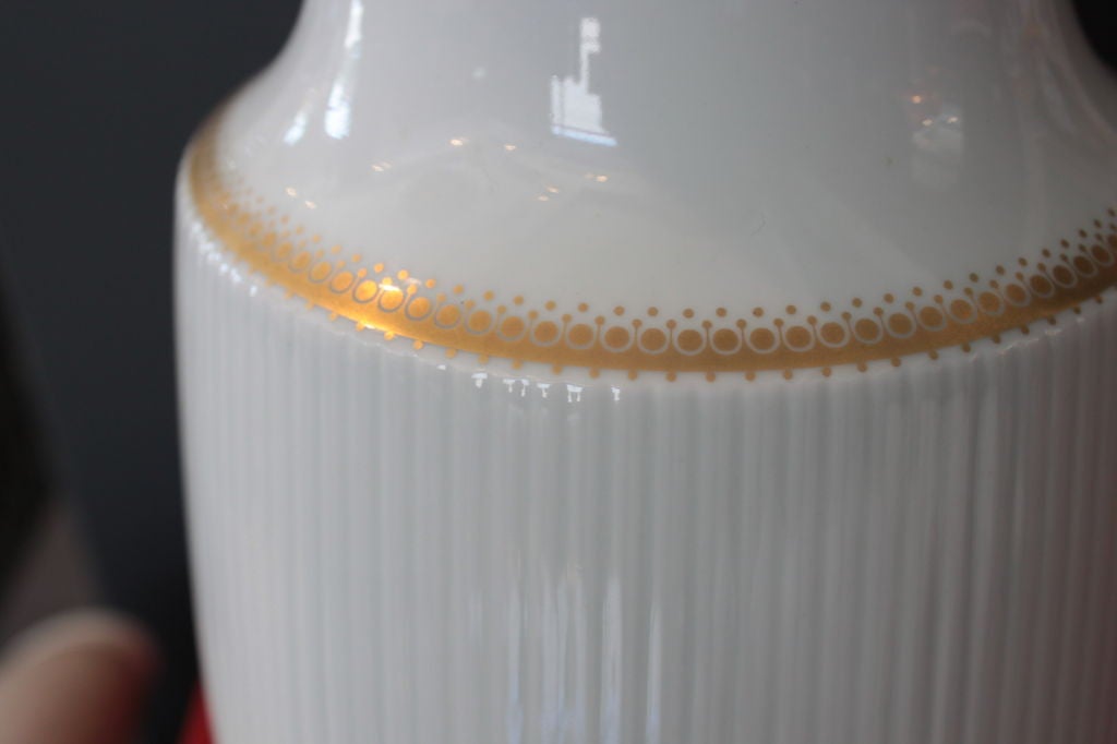Porzellan geriffelte Rosenthal-Vase mit Goldband (Moderne der Mitte des Jahrhunderts) im Angebot