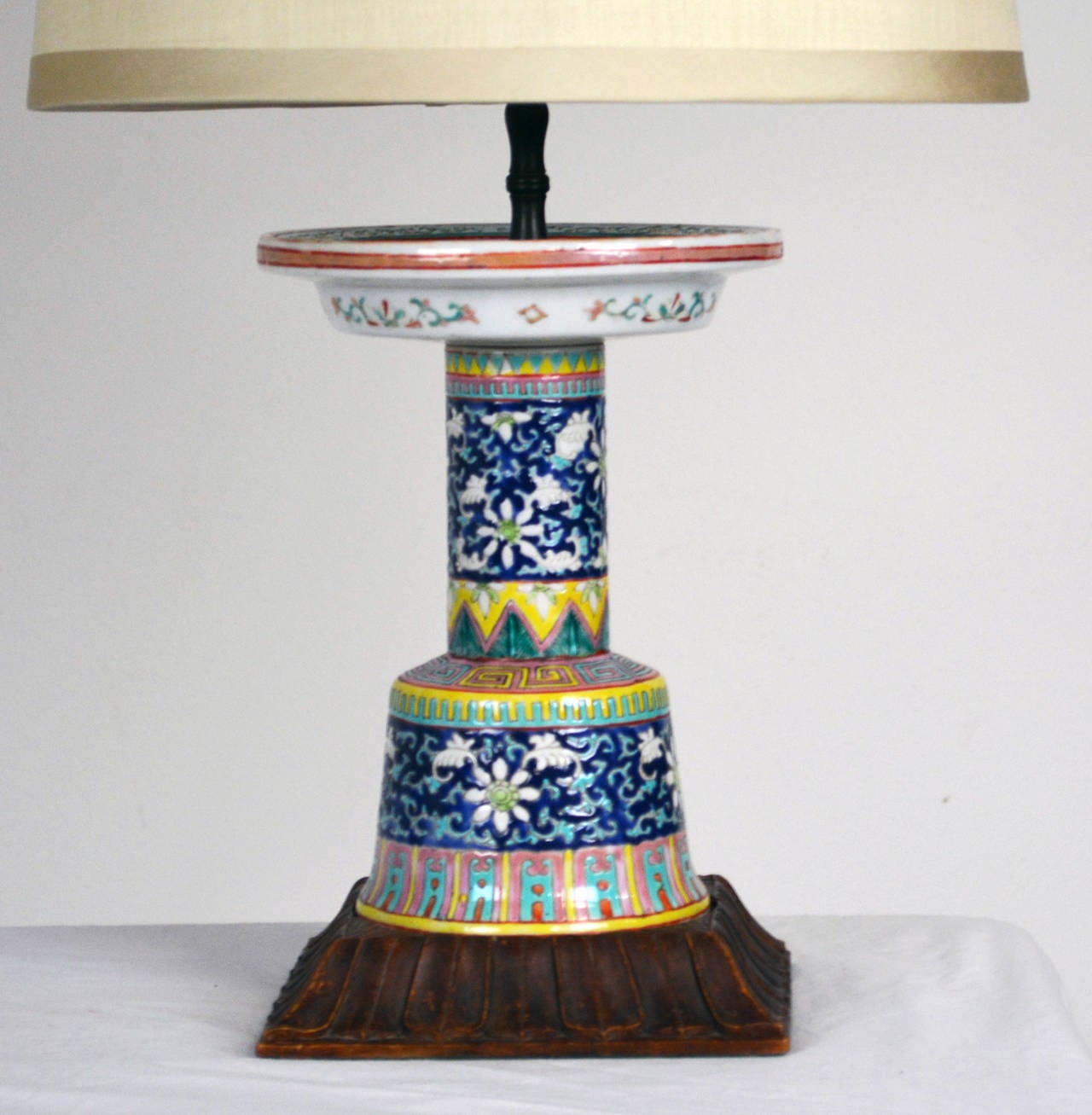 Pair of Chinese Porcelain Lamps In Good Condition In Palm Springs, CA