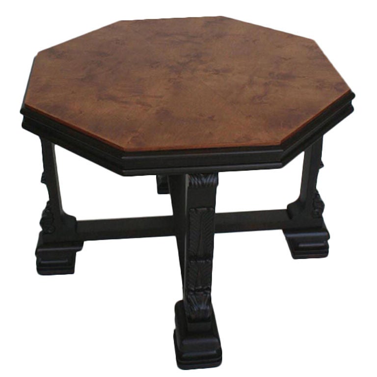 Table suédoise de la période Grace avec base sculptée et ébénisée en vente