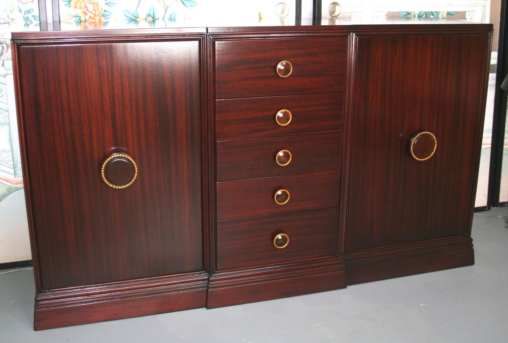 Tommi Parzinger per Charak Modern buffet. Mogano con venatura a nastro dal colore meraviglioso, con 5 cassetti e due ante. Manici scultorei in legno.