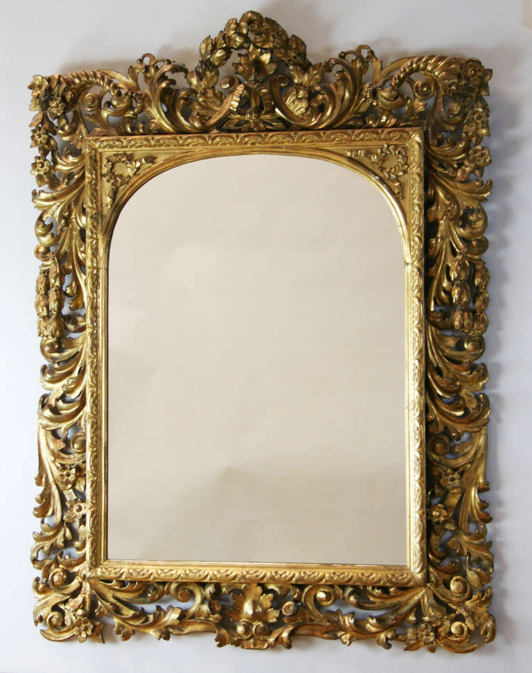 geschnitzter Vergoldungsspiegel aus dem 19. Jahrhundert in barocker Manier. Großer Maßstab.