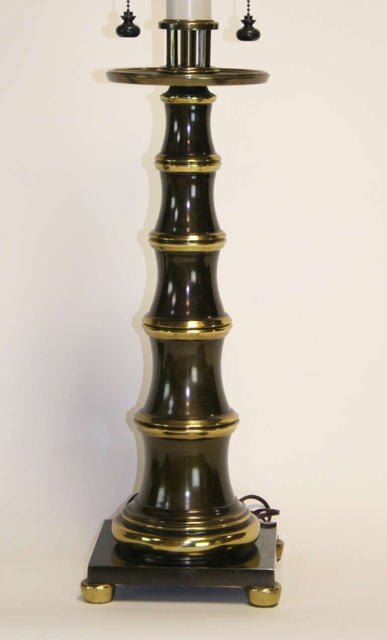 Chic-Lampenpaar aus Bronze und Messing aus Kunstbambus (Moderne der Mitte des Jahrhunderts) im Angebot