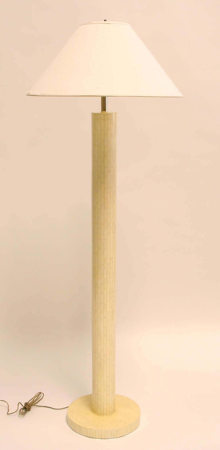 Lampadaire colonnaire en os tessellé ivoire par Enrique Garcel. 59.5
