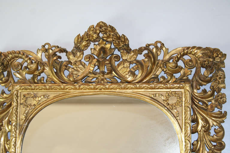 Italienischer geschnitzter Spiegel aus vergoldetem Holz aus dem 19. Jahrhundert im Zustand „Gut“ im Angebot in Palm Springs, CA