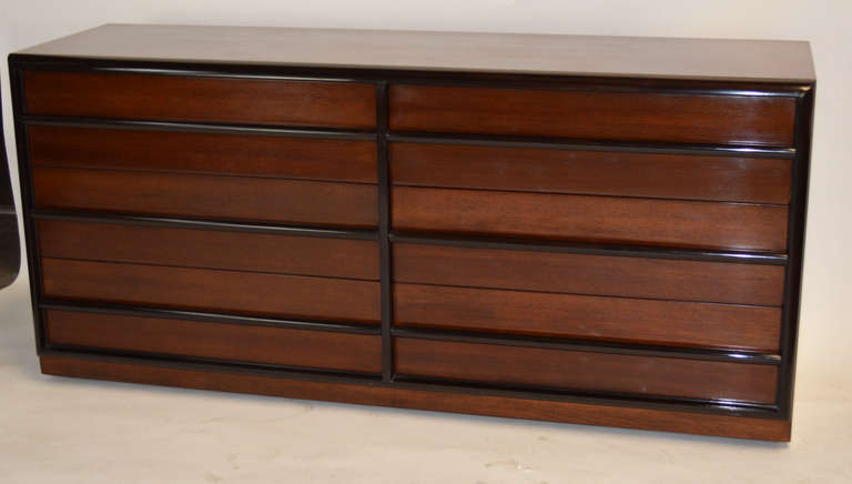 Splendido comò a sei cassetti in mogano con maniglie e finiture ebanizzate di Robsjohn-Gibbings per Widdicomb. Etichetta originale.