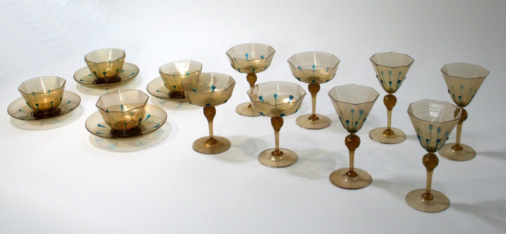 Un ensemble étonnant de vaisselle en verre de Murano par Galliano Ferro. Verre moucheté d'or avec accent en verre bleu. Vendu en tant que service de table pour 4 personnes, comprend un verre à vin 6.5