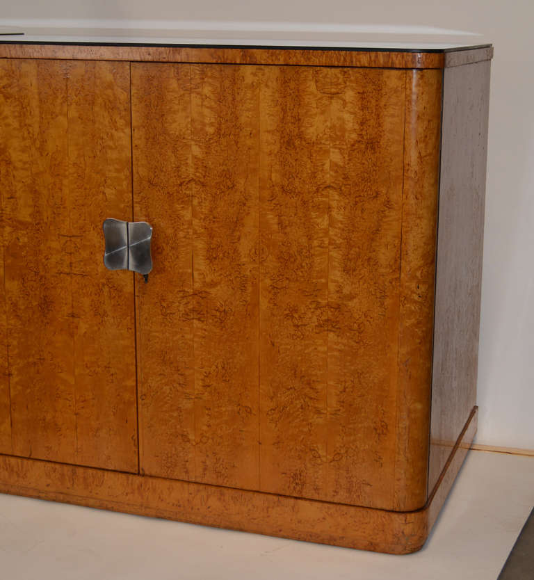20th Century Pair of European Art Deco Burl Cabinets For Sale