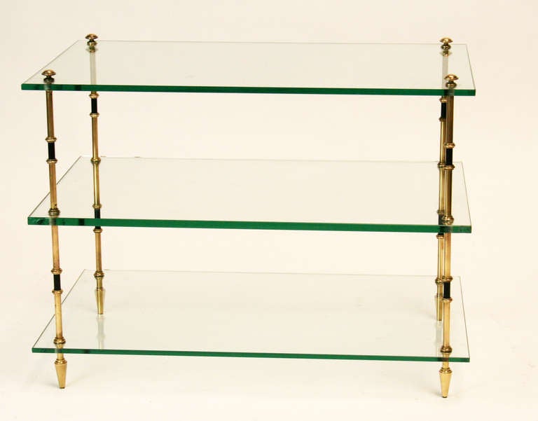 Eleganter Beistelltisch mit drei Glasetagen, getragen von Säulen aus Bronze und schwarzem Lack im Stil von Maison Bagues, Maison Jansen und Ramsay. Moderner neoklassischer Stil der Jahrhundertmitte.