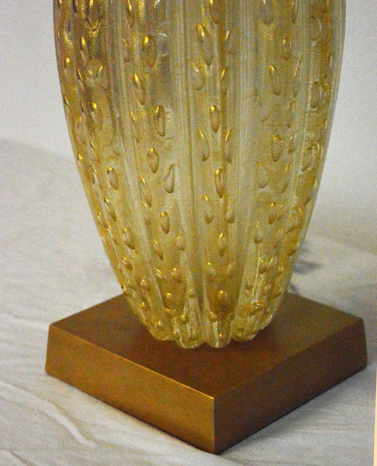 A lovely vintage Murano lamp of clear ribbed glass with controlled 