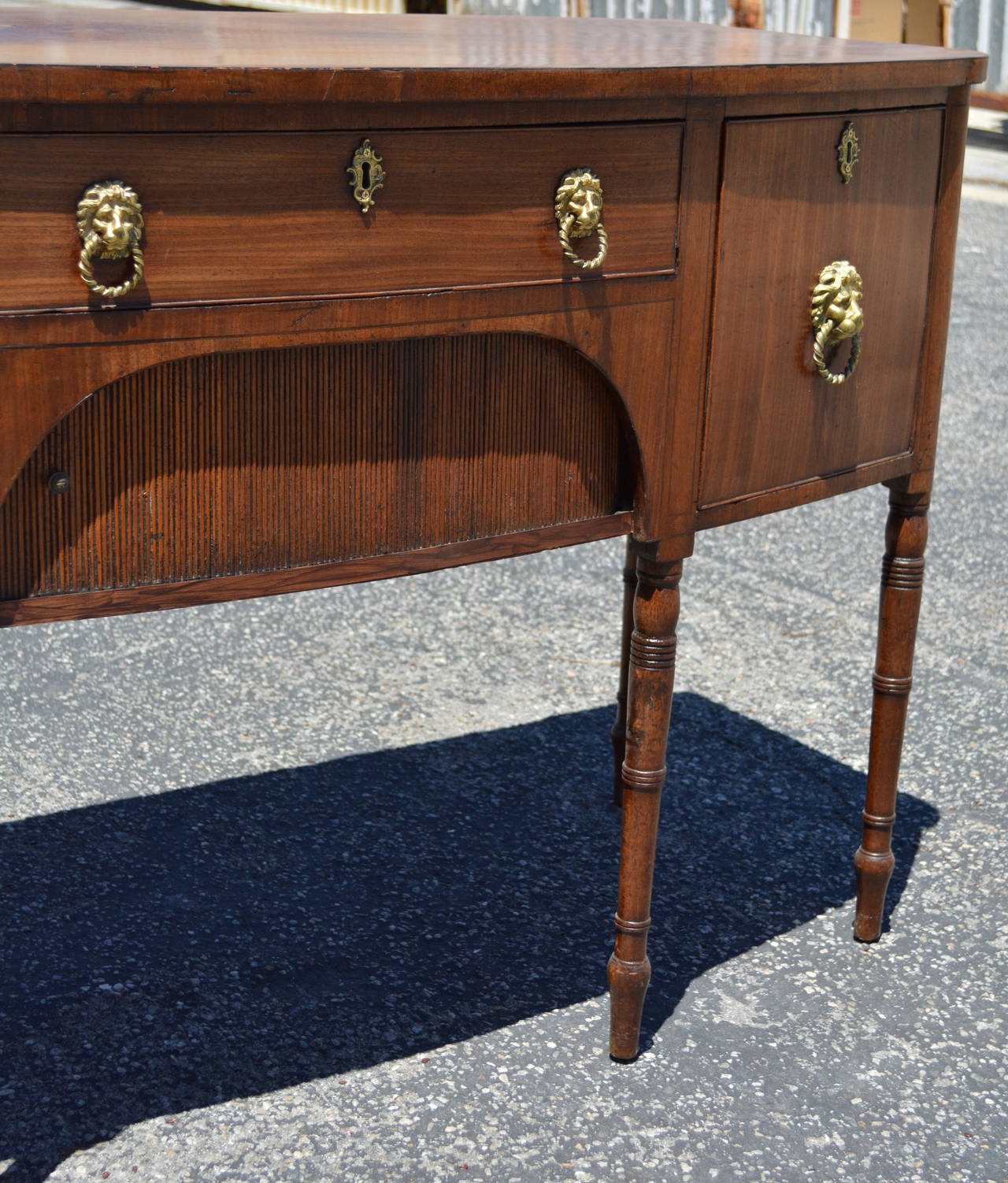 Englisches Mahagoni-Sideboard im Regency-Stil des 19. Jahrhunderts im Zustand „Gut“ im Angebot in Palm Springs, CA