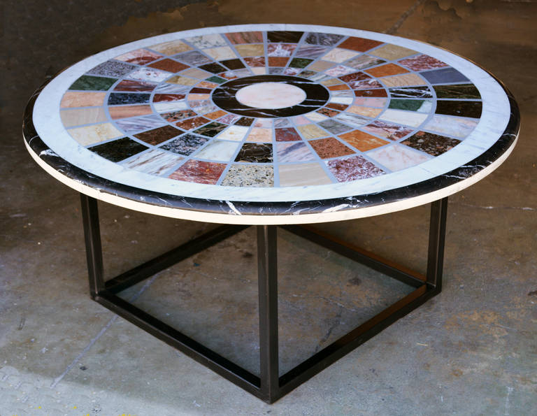 Un plateau de table vintage en marbre pietra dura spécimen monté sur une nouvelle base en métal.