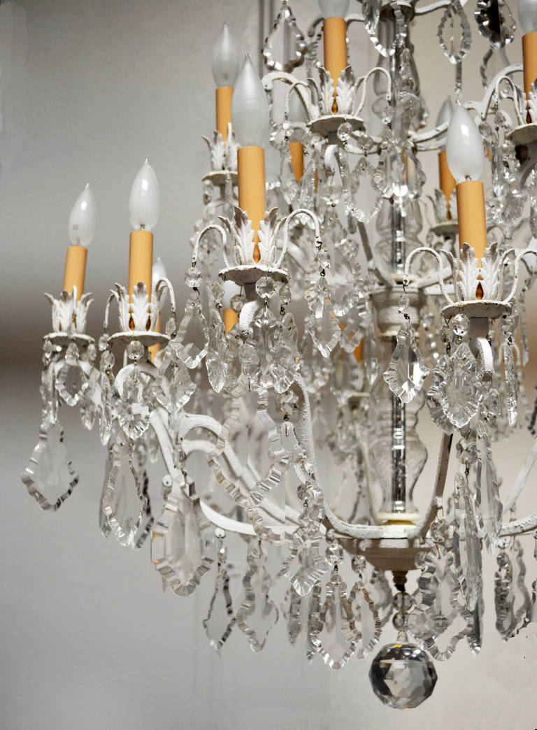 Français Lustre unique en cristal sur un cadre peint en blanc en vente