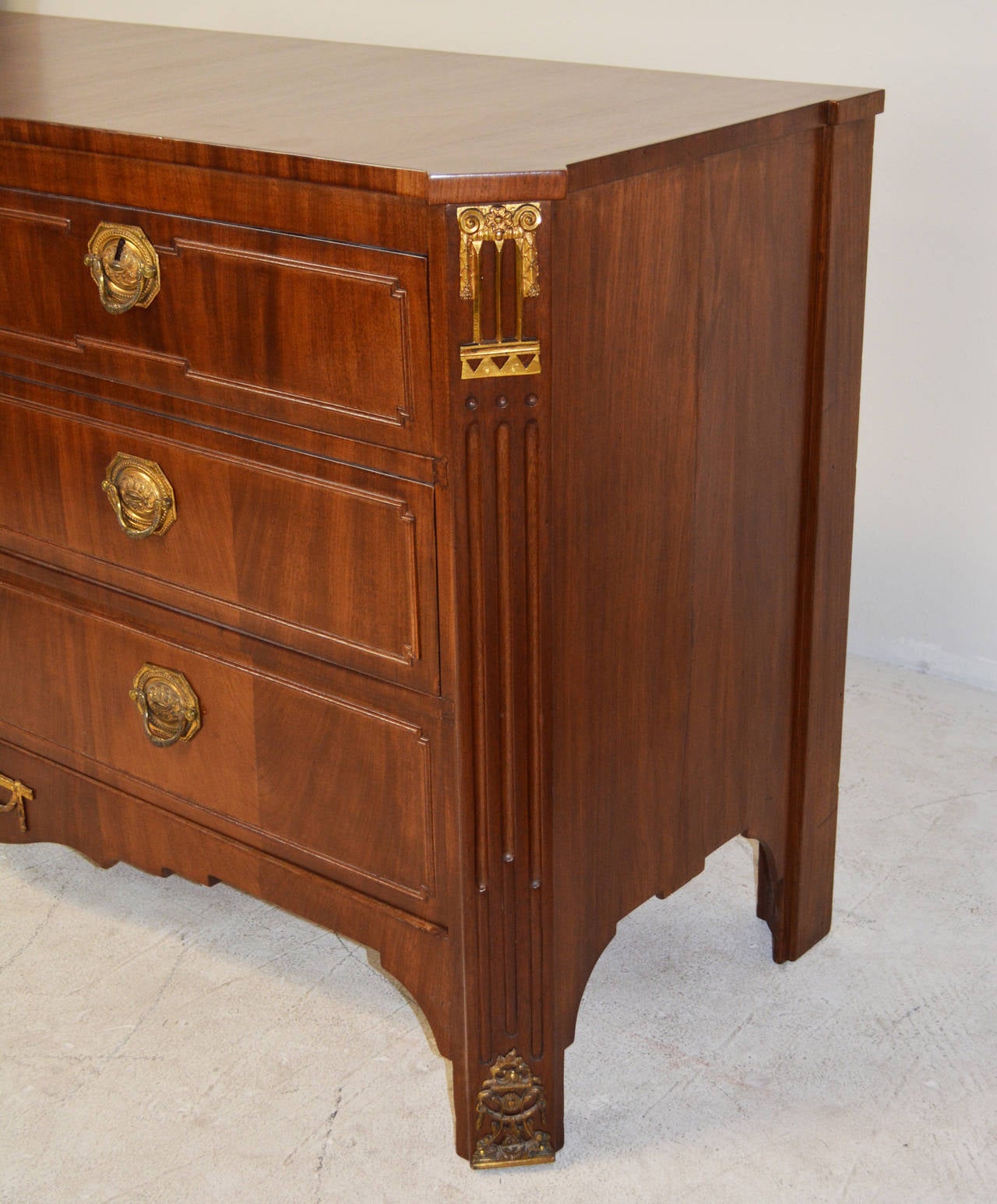 A good quality early 20th Century French Regency transitional style chest of large scale. A pair of drawers over two long drawers, with gilt bronze handles and escutcheons. Reeded canted corners with neo-classical mounts. In the style of Maison