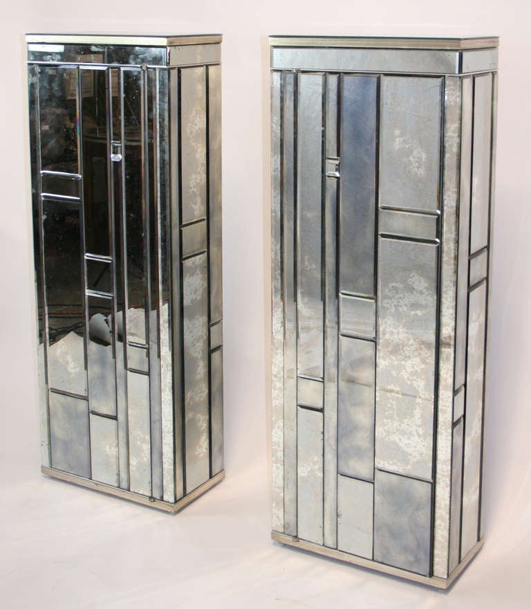 Außergewöhnliches Paar verspiegelter eintüriger Schränke. Der abgeschrägte, antikisierte Spiegel bedeckt das Möbelstück mit einer Verzierung aus Blattsilber. Von William Lyons Design Craft aus NYC, 1975
