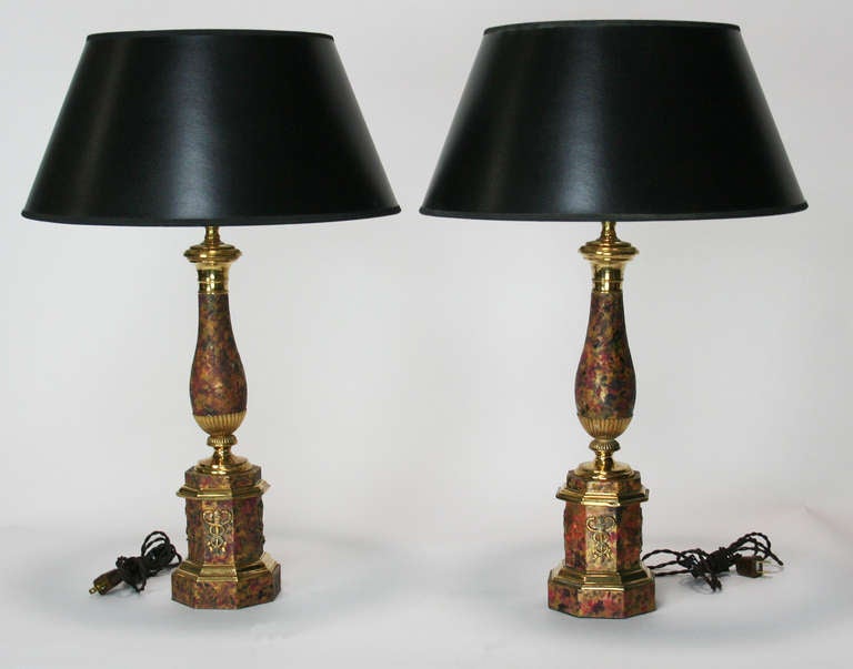 Bellissima coppia di lampade ricavate da lampade a olio francesi del XIX secolo in tole e bronzo dorato, con finitura in finto marmo. I paralumi non sono inclusi, sono solo da esposizione.