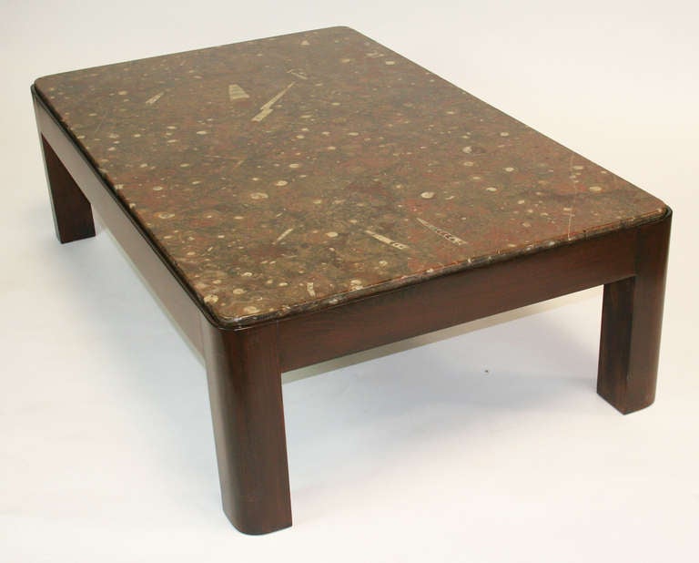 Table basse vintage des années 1980 avec base en bois et plateau en pierre fossile.