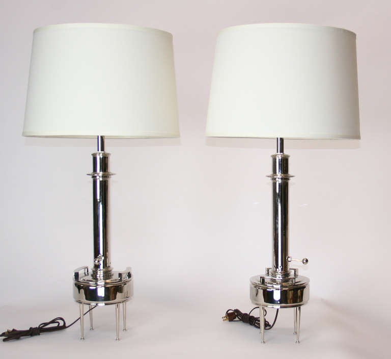 Splendida coppia di lampade Stiffel appena placcate in nichel lucido.
Lampada a olio modernista su quattro gambe affusolate. Ricablata di recente. Le sfumature sono solo per esposizione.