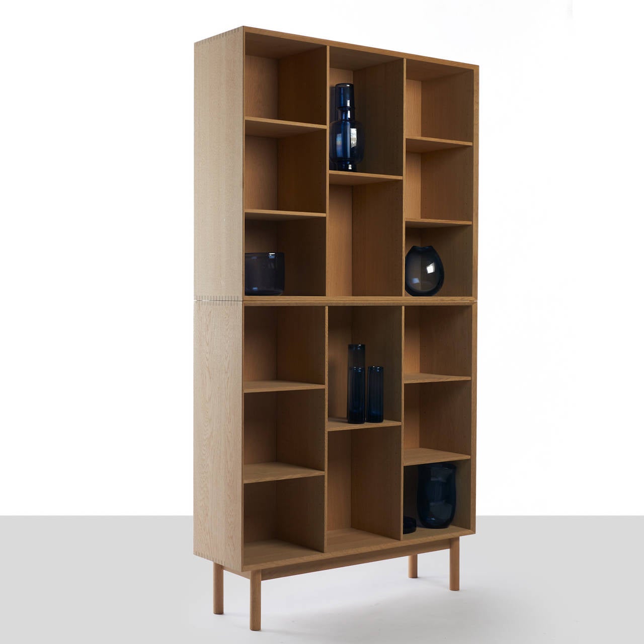 A tall bookcase shown in oak with a soaped finish. Exposed
finger joints and adjustable shelves. Available in teak, oak, mahogany and pine.
Six stacking units shown, side by side, units sold separately. Designed by Peter Hvidt produced by Søborg