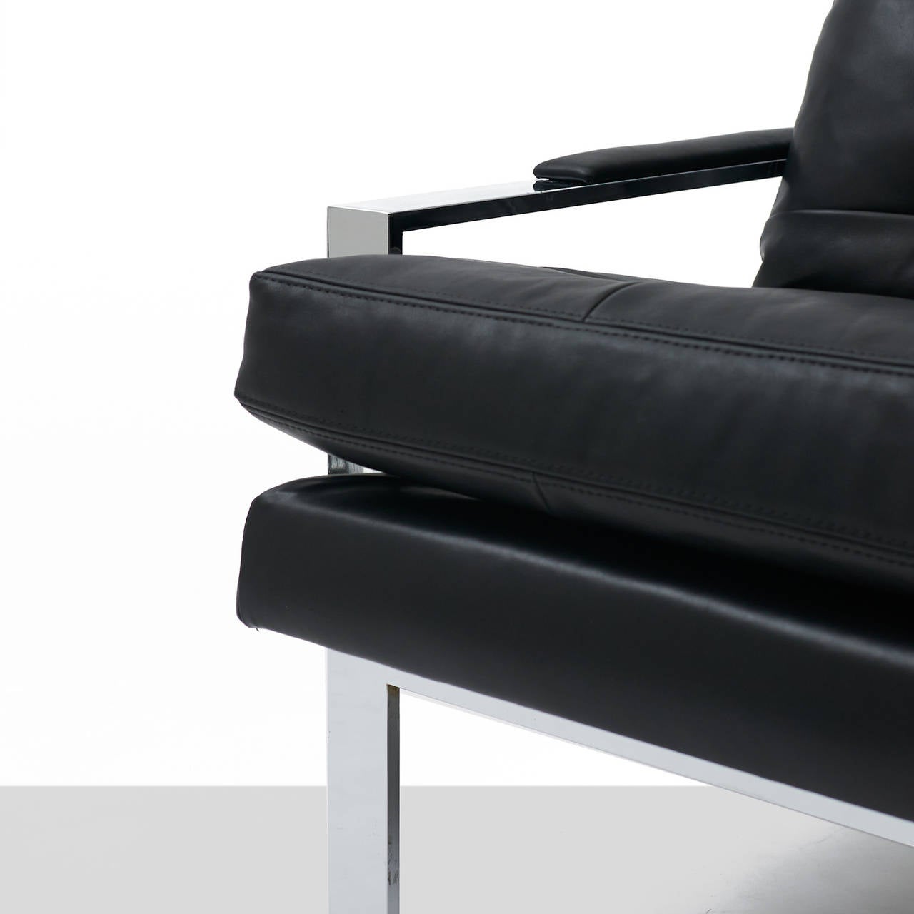 Pair of Black Leather and Chrome Lounge Chairs 1