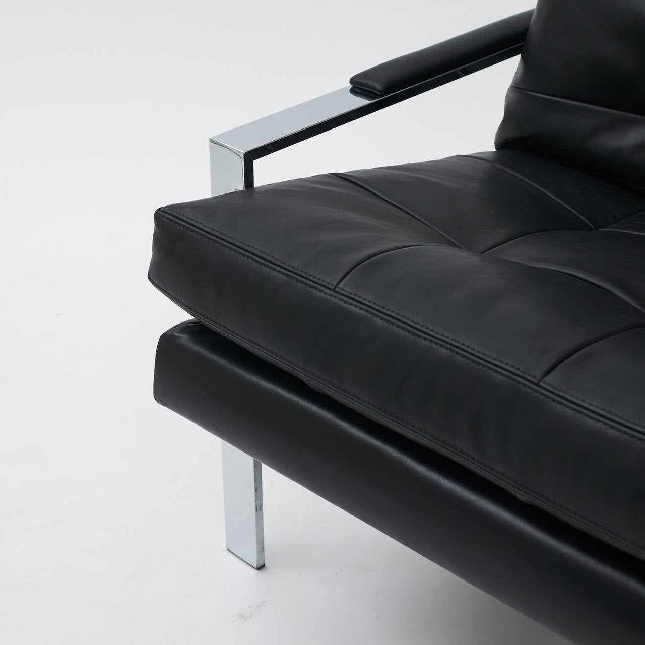 Late 20th Century Pair of Black Leather and Chrome Lounge Chairs