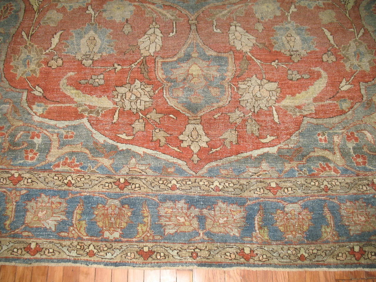 Klassischer persischer Täbriz-Teppich aus dem frühen 20. Jahrhundert mit weicher, erdiger Farbgebung. Terrakotta-Feld, weiche kühle Blau- und Grüntöne mit verschiedenen Brauntönen.