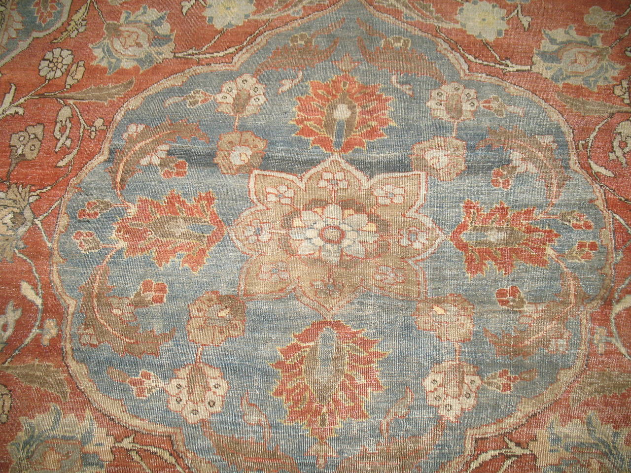 Tissé à la main Tapis persan ancien de la collection Zabihi de Tabriz en vente