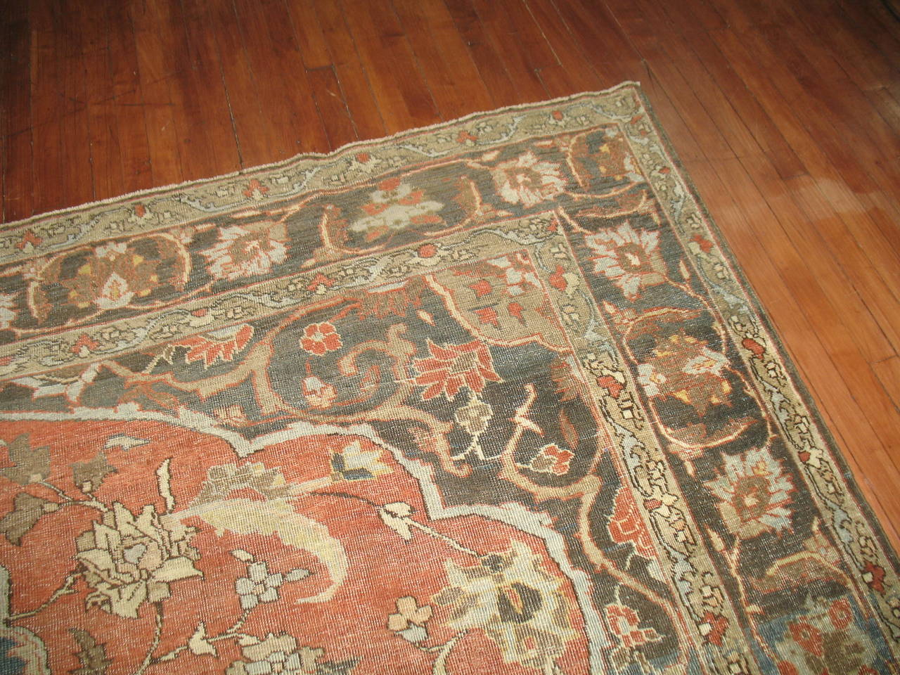 Antiker persischer Täbris-Teppich (Handgewebt) im Angebot