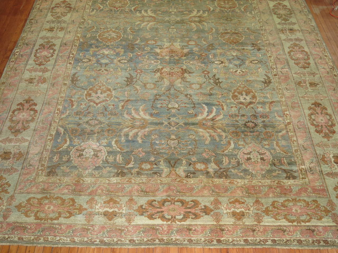Exquisiter, übergroßer persischer Malayer-Teppich aus dem frühen 20. Jahrhundert mit weicher, erdiger Allover-Farbgebung.

Maße: 11'3