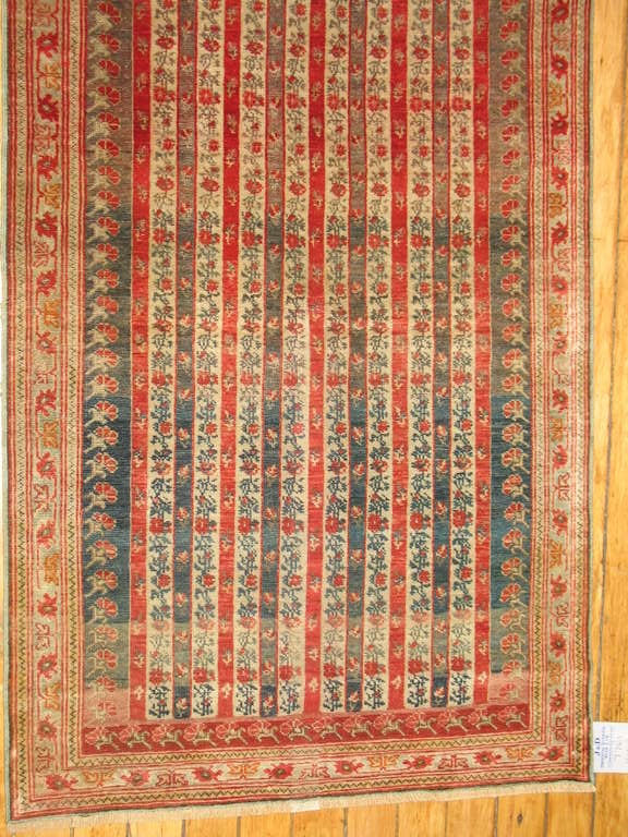 Stellare tappeto Herekeh turco della metà del XIX secolo.

2' x 4'

Il Medio Oriente è storicamente noto come fonte di tappeti belli ed eleganti e la Turchia è una delle fonti più rinomate di questi tappeti. Di particolare interesse sono i tappeti