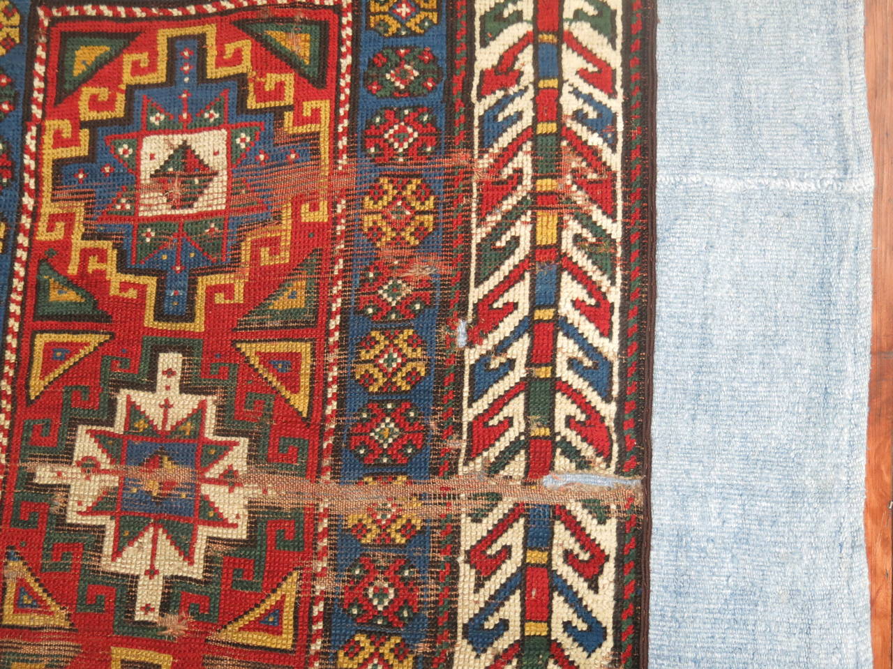 Antiker kaukasischer Teppich auf Kelim (Unbekannt) im Angebot