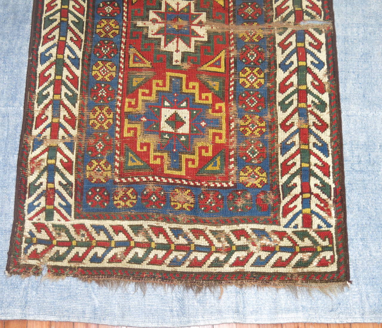 Antiker kaukasischer Teppich auf Kelim (19. Jahrhundert) im Angebot