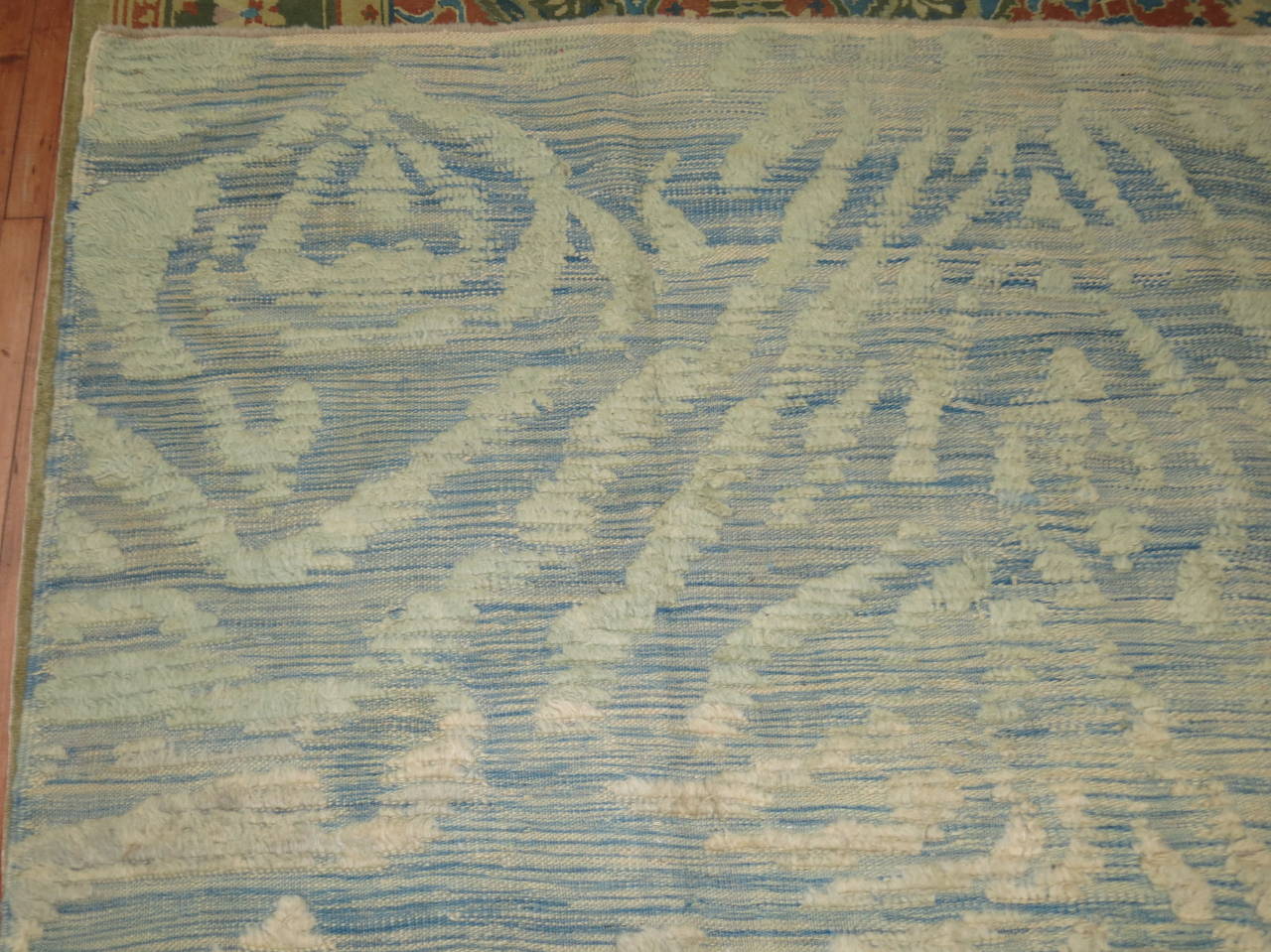 Ein türkisches Flachgewebe, gewebt aus alter türkischer Langflorwolle. Himmelblau abgesetzter Hintergrund mit überwiegend elfenbeinfarbenen Akzenten und oberer Hälfte des Teppichs in zartem Grün.
Souf besteht aus einem flach gewebten Untergrund und