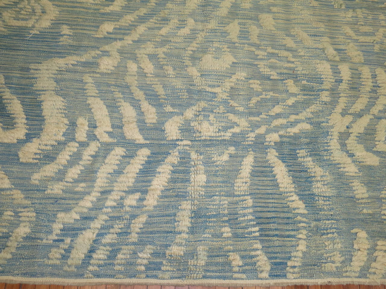 Zeitgenössischer Flachgewebter türkischer Souf-Kelim-Teppich in Blau, Creme und Blau (Moderne der Mitte des Jahrhunderts) im Angebot