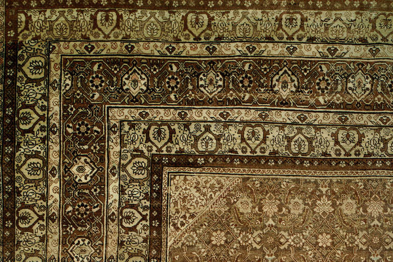 Rare Tabriz persan authentique de grande taille et de forme carrée, datant du début du 20e siècle, présentant un motif Herati classique dans différentes nuances de brun.

Veuillez noter que nous avons pris des photos du côté clair et du côté foncé