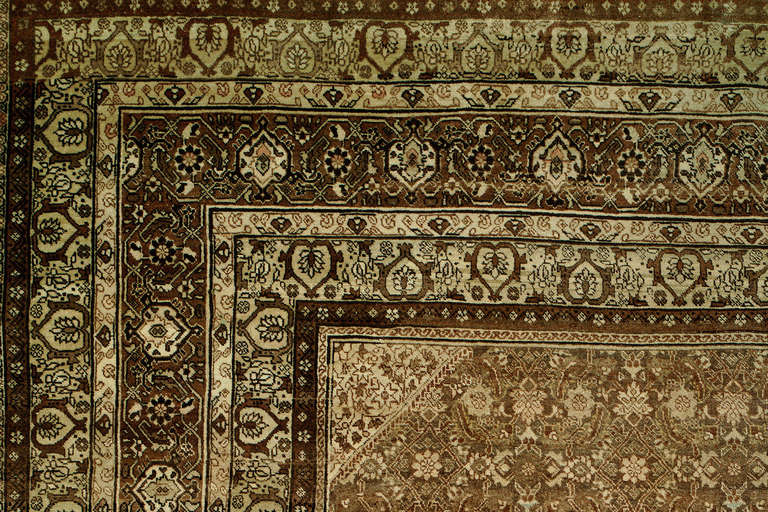 Seltener, großer, quadratischer, authentischer persischer Tabriz aus dem frühen 20. Jahrhundert mit klassischem Herati-Muster in verschiedenen Brauntönen

Bitte beachten Sie, dass wir die Bilder sowohl von der hellen als auch von der dunklen Seite