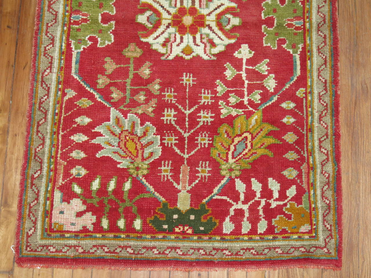 Ein bunter türkischer Oushak-Teppich. Überwiegend leuchtende Rot- und Grüntöne,

um 1930. Maße: 3'3'' x 5'.