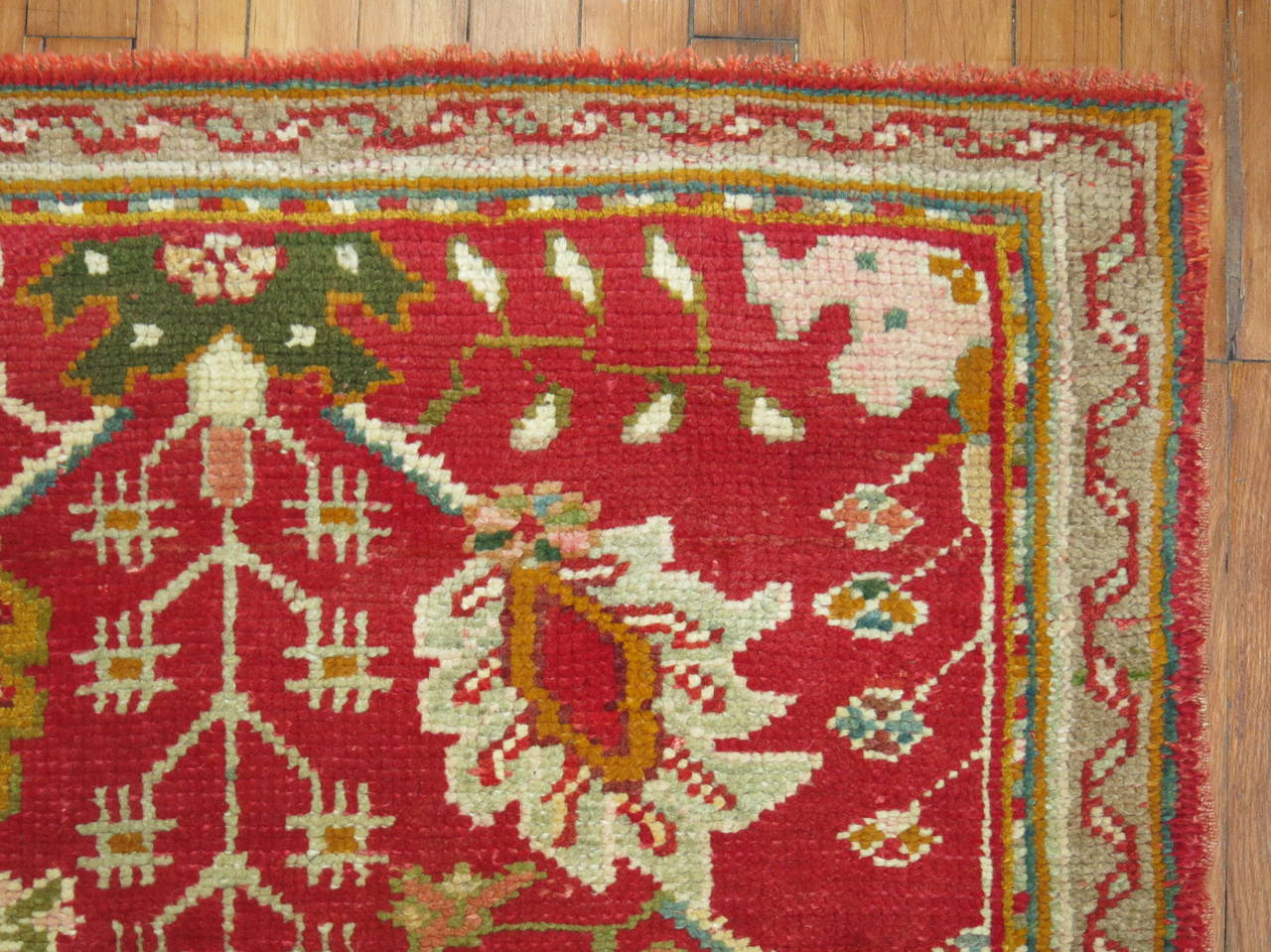 Antiker türkischer Oushak-Teppich des frühen 20. Jahrhunderts in Hell Rot, Rot und Grün (Agra) im Angebot