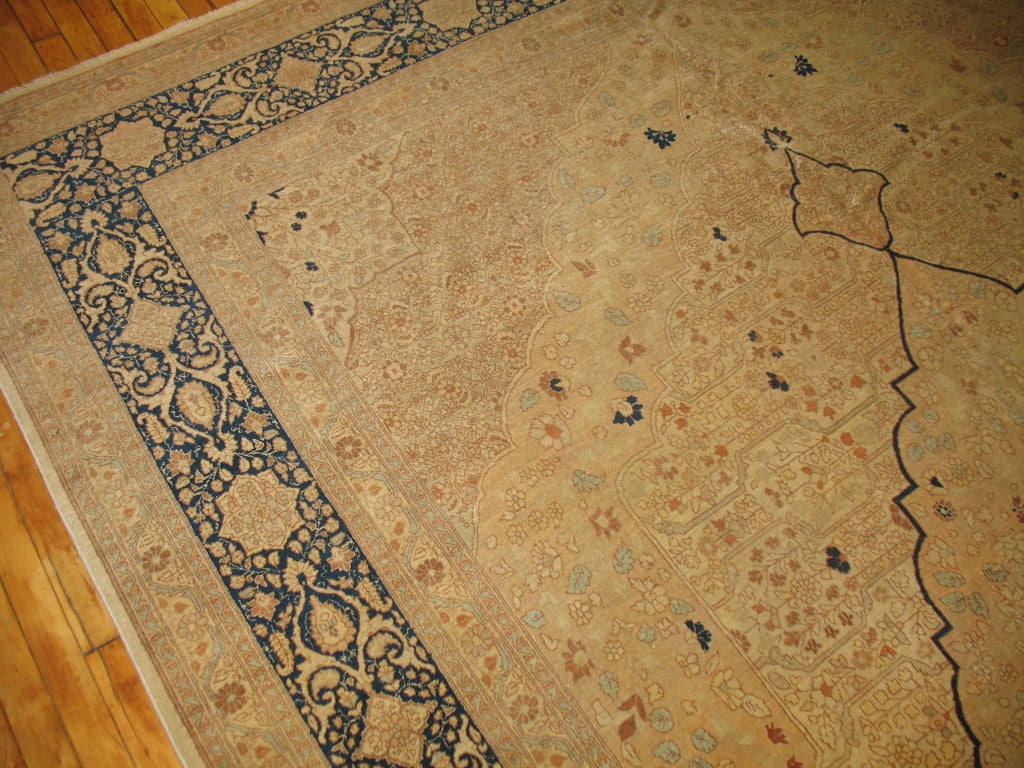 Zeitlos ist dieser prächtige antike persische Täbris-Teppich aus dem frühen 20.