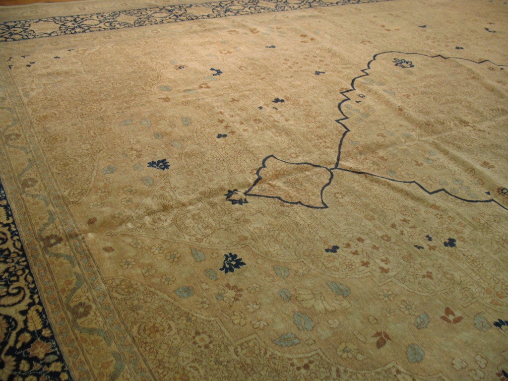Antiker Täbriz-Teppich (Directoire) im Angebot