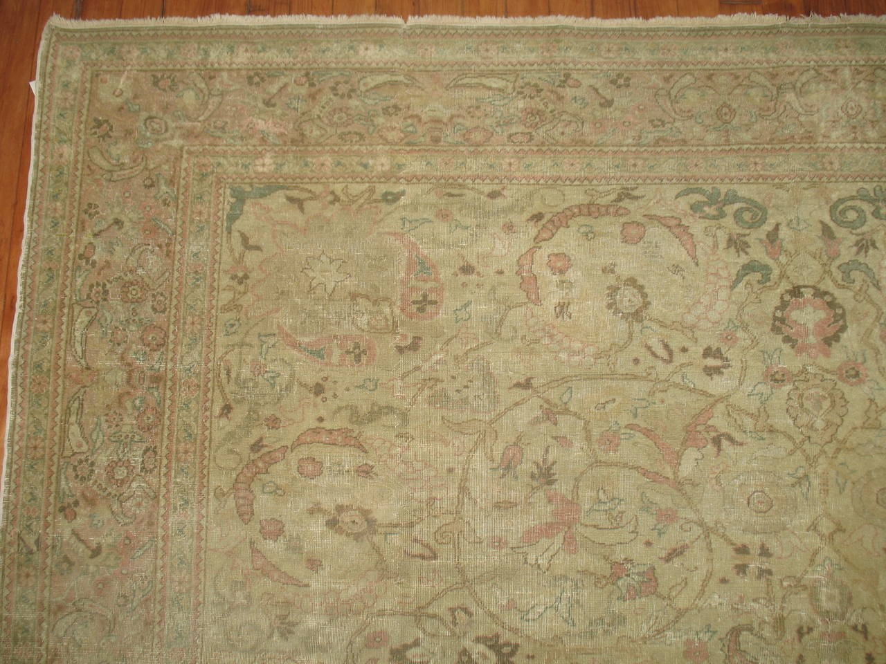 Annodato a mano Tappeto turco neutro annodato a mano con un design formale in vendita