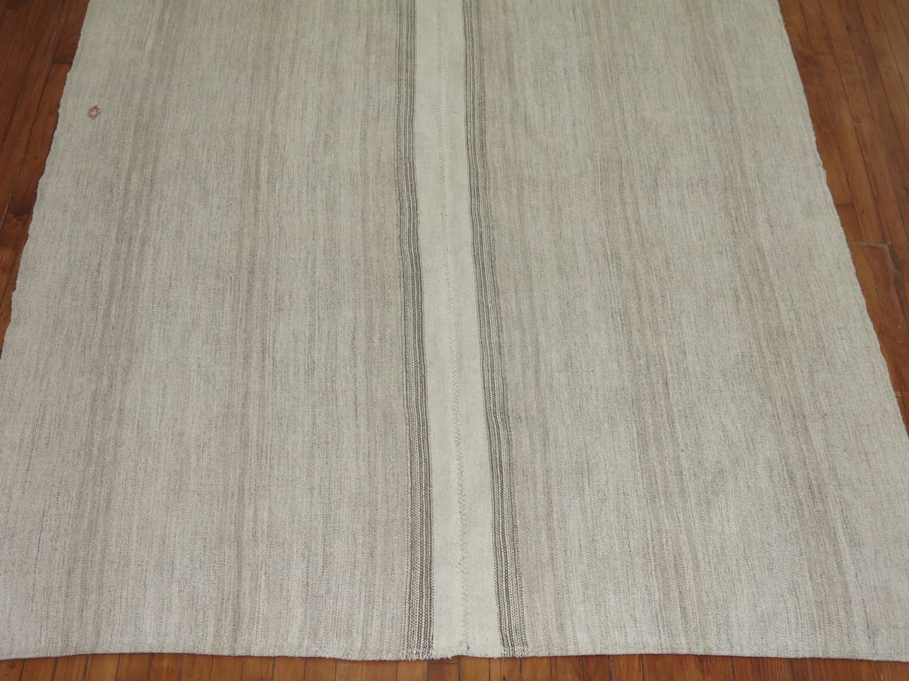 Ivory Gray Minimalist Turkish Kilim In Excellent Condition For Sale In New York, NY