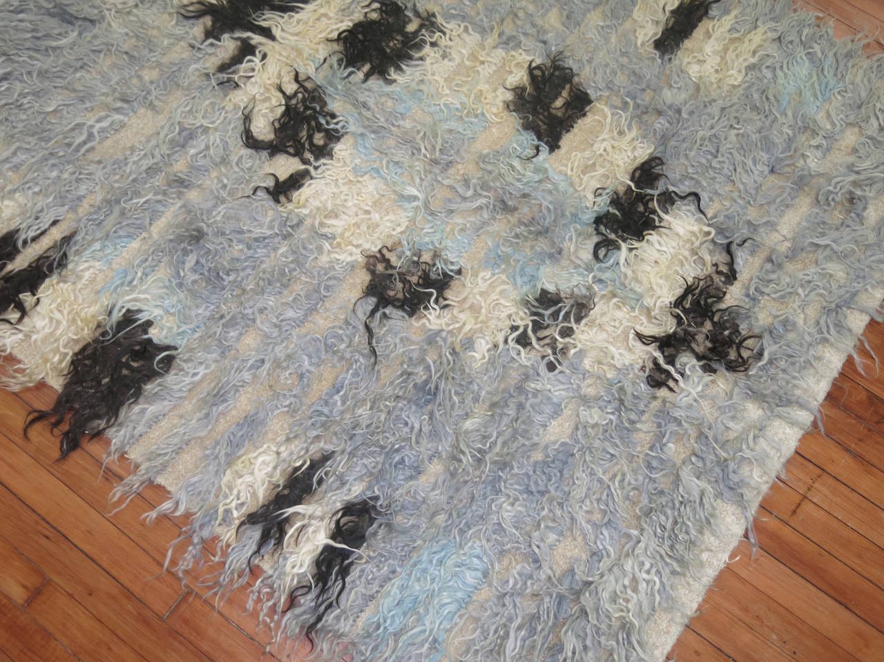 Midcentury Turkish Tulu Shag rug. Powder blue field, ivory, black, aqua blue accents.

Measures: 4'11