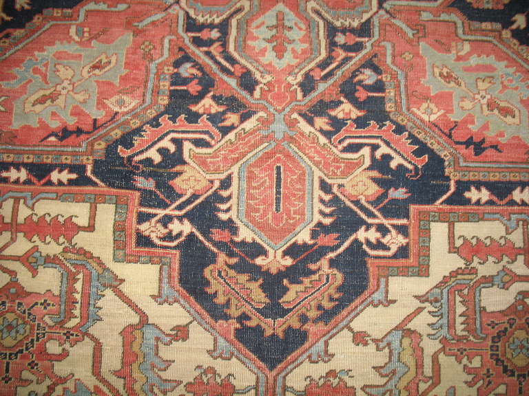 Antique Persian Heriz Serapi Rug In Good Condition For Sale In New York, NY