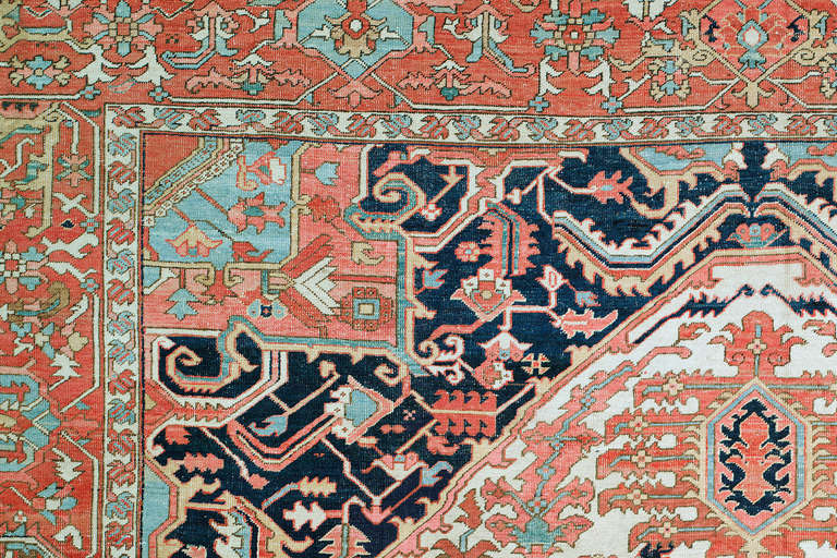 Un exquis tapis Persan Heriz Serapi de grande taille, de couleur ivoire.