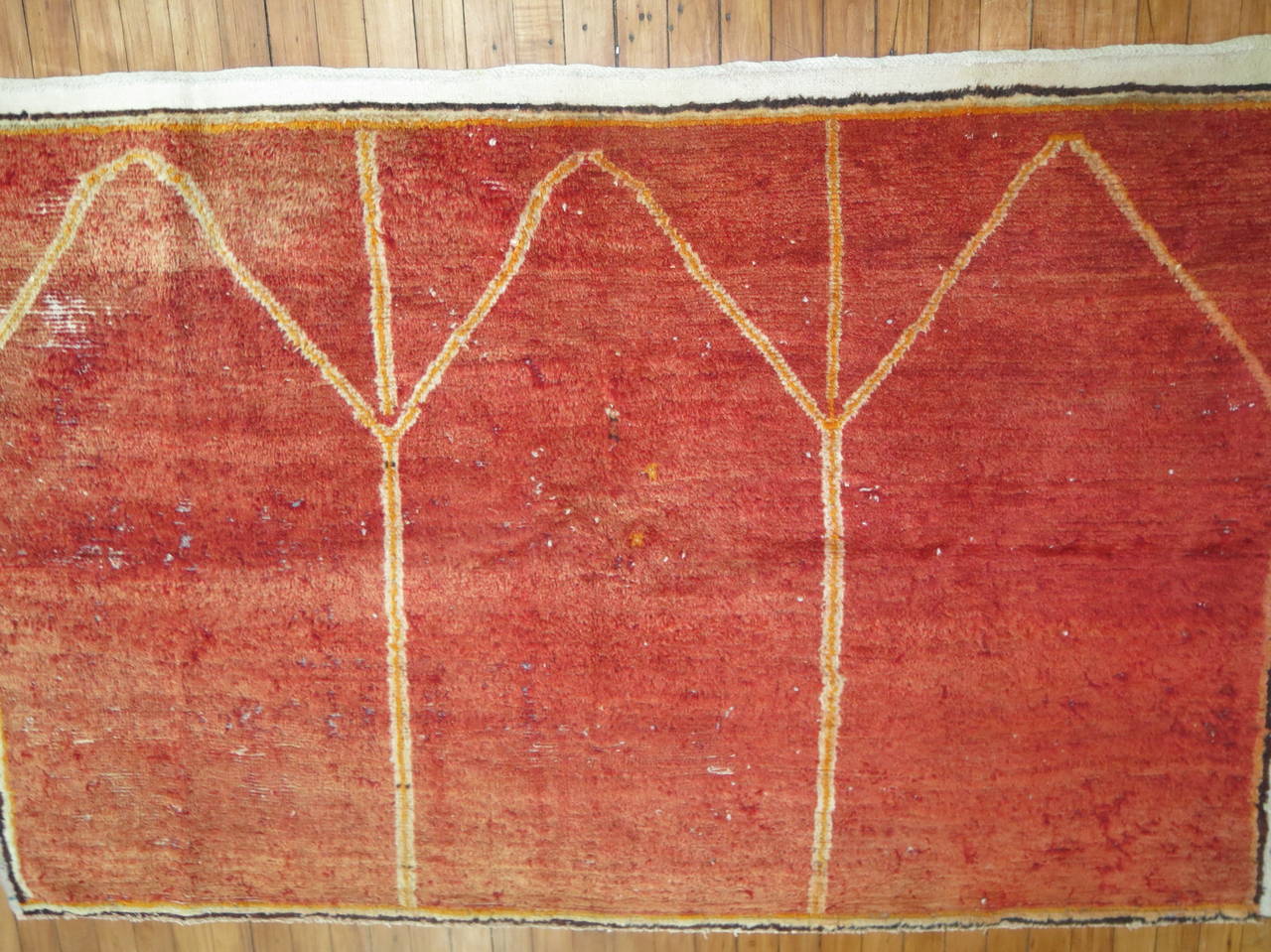 Ein skurriler zentral-türkischer anatolischer Teppich aus der Mitte des Jahrhunderts, horizontal gewebt. W