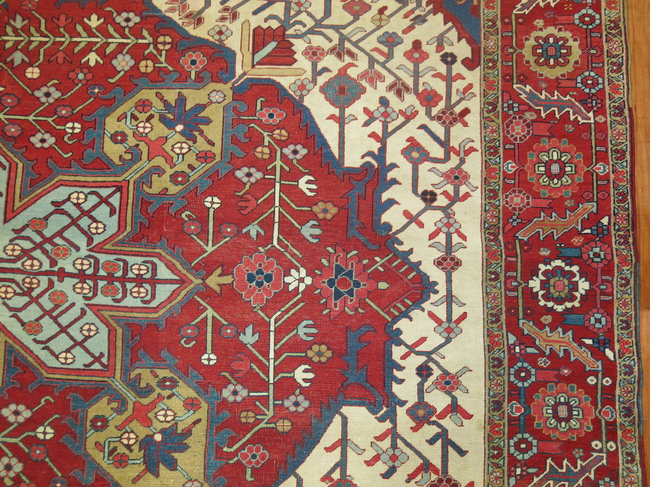 19th Century Antique Persian Serapi Rug In Excellent Condition For Sale In New York, NY