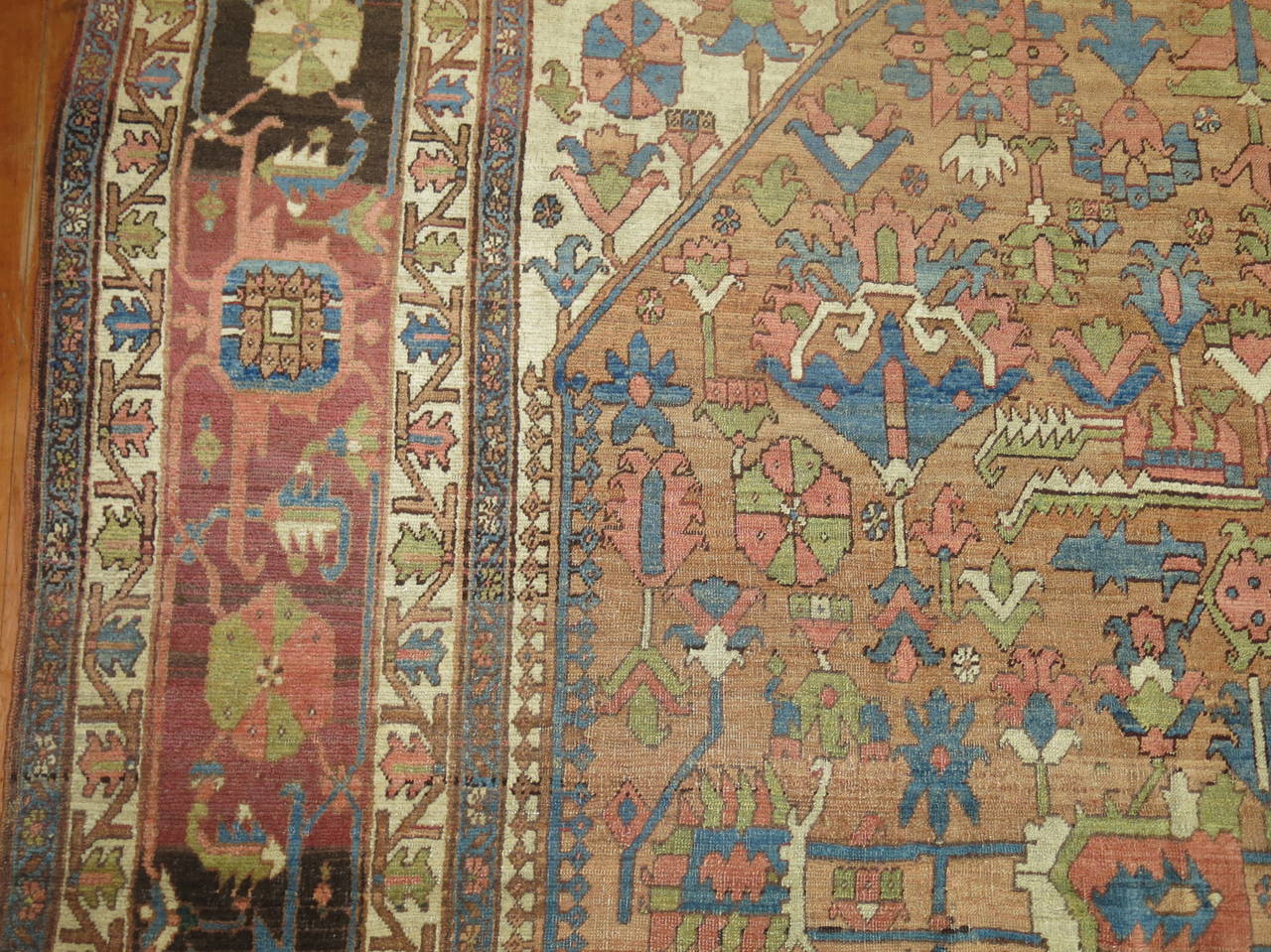 XX secolo Tappeto Heriz Serapi persiano antico oversize di colore marrone in vendita